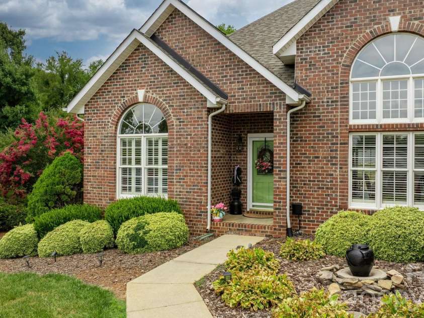 3992 Brickfield Street, Hickory, NC 28602.  MLS# CAR4402540, YatesRealty ID 19026. 
