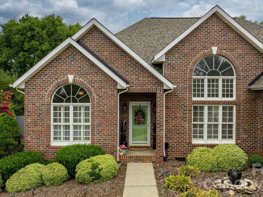 3992 Brickfield Street, Hickory, NC 28602.  MLS# CAR4402540, YatesRealty ID 19026. 