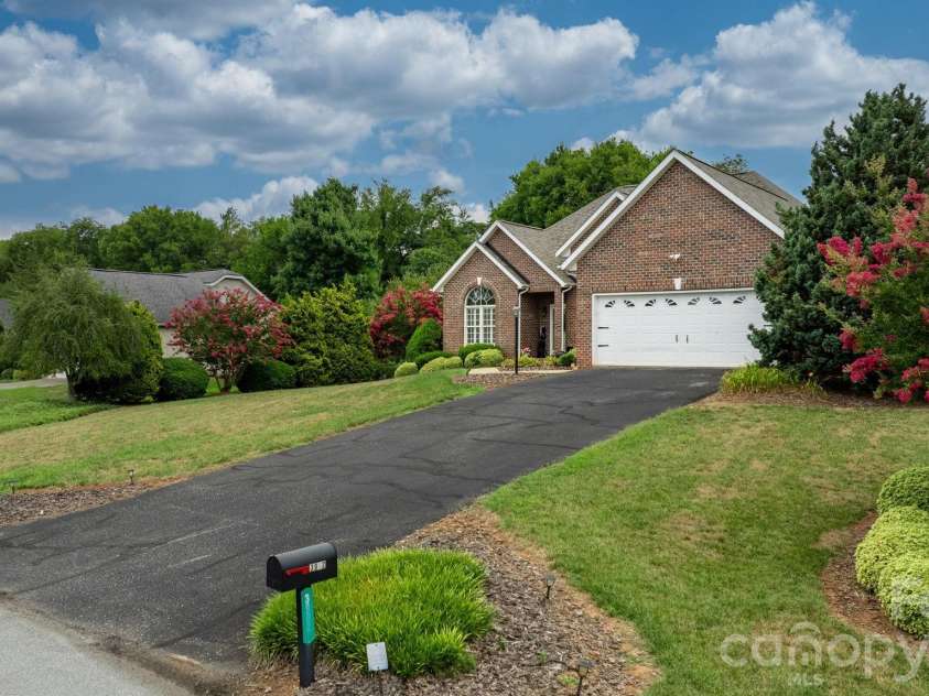 3992 Brickfield Street, Hickory, NC 28602.  MLS# CAR4402540, YatesRealty ID 19026. 