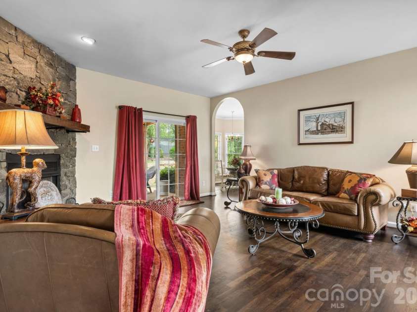 3992 Brickfield Street, Hickory, NC 28602.  MLS# CAR4402540, YatesRealty ID 19026. 