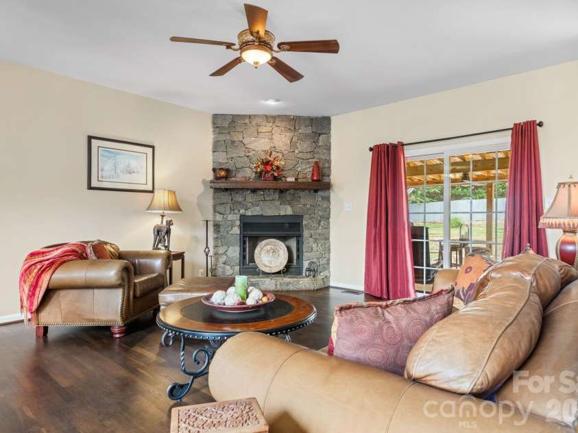 3992 Brickfield Street, Hickory, NC 28602.  MLS# CAR4402540, YatesRealty ID 19026. 