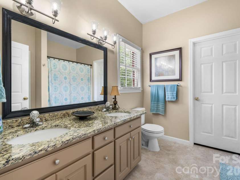 3992 Brickfield Street, Hickory, NC 28602.  MLS# CAR4402540, YatesRealty ID 19026. Bain bedroom bathroom