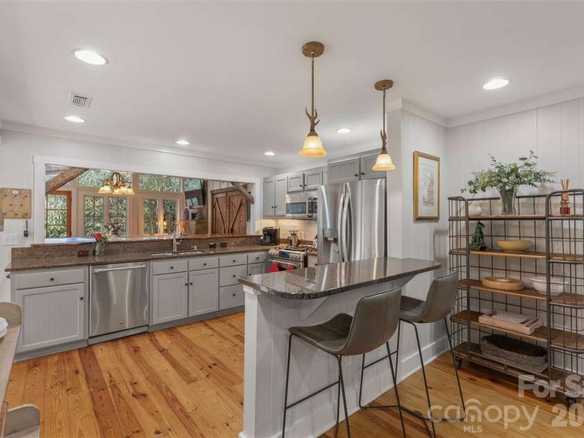 464 Franklin Road, Highlands, NC 28741.  MLS# CAR4346865, YatesRealty ID 1903. Breakfast bar #1