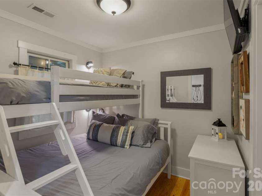 464 Franklin Road, Highlands, NC 28741.  MLS# CAR4346865, YatesRealty ID 1903. Bunk bedroom
