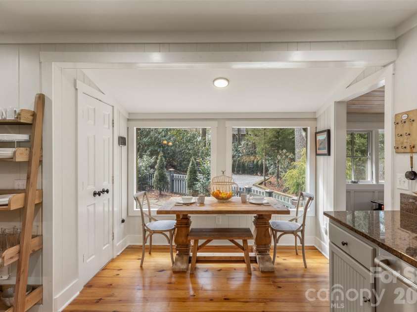 464 Franklin Road, Highlands, NC 28741.  MLS# CAR4346865, YatesRealty ID 1903. Eat-in kitchen