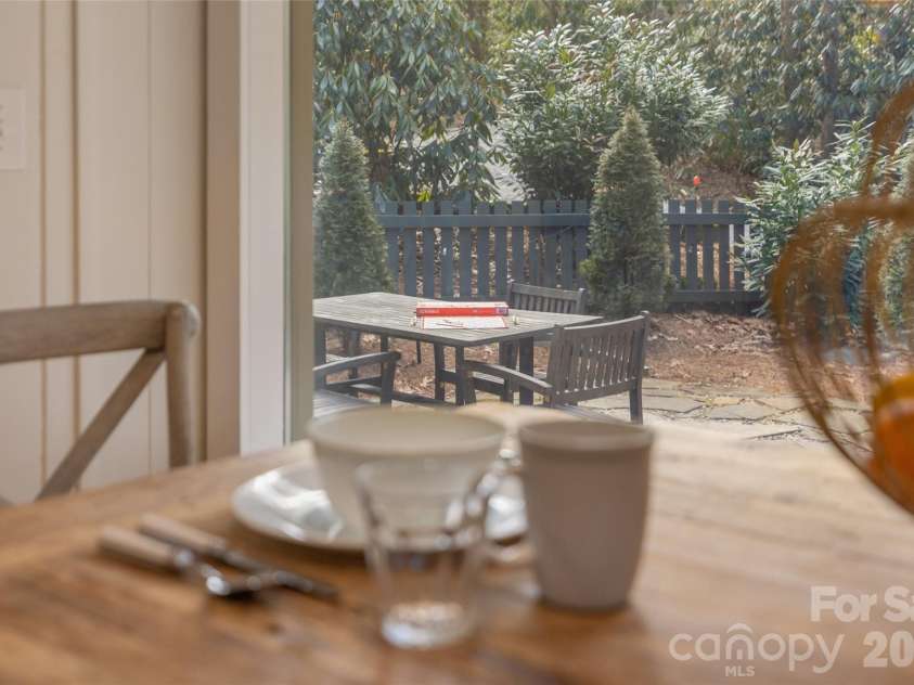 464 Franklin Road, Highlands, NC 28741.  MLS# CAR4346865, YatesRealty ID 1903. Eat-in kitchen