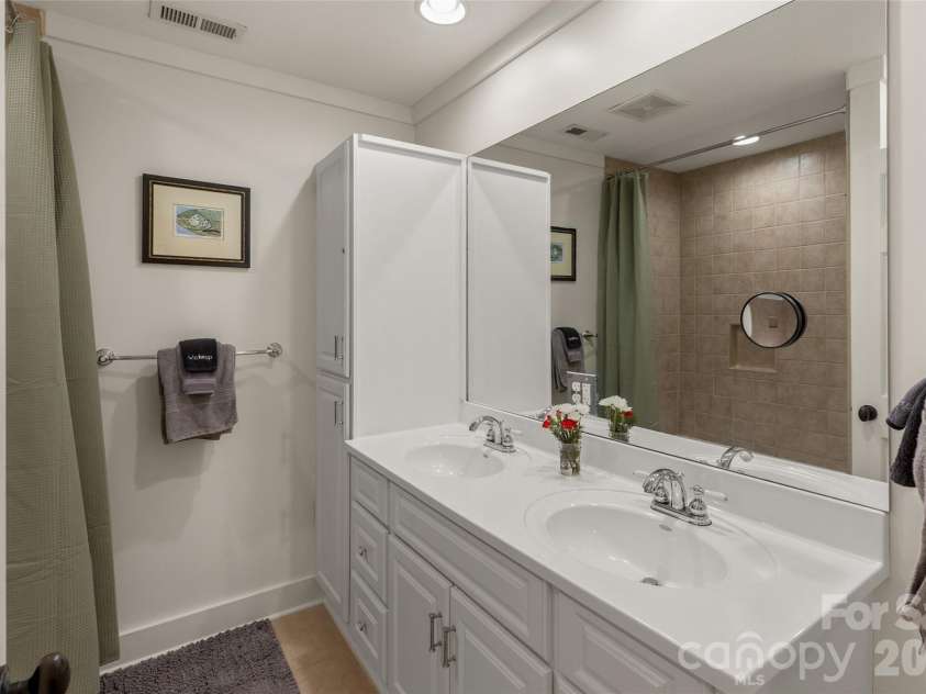 464 Franklin Road, Highlands, NC 28741.  MLS# CAR4346865, YatesRealty ID 1903. Guest bathroom#2