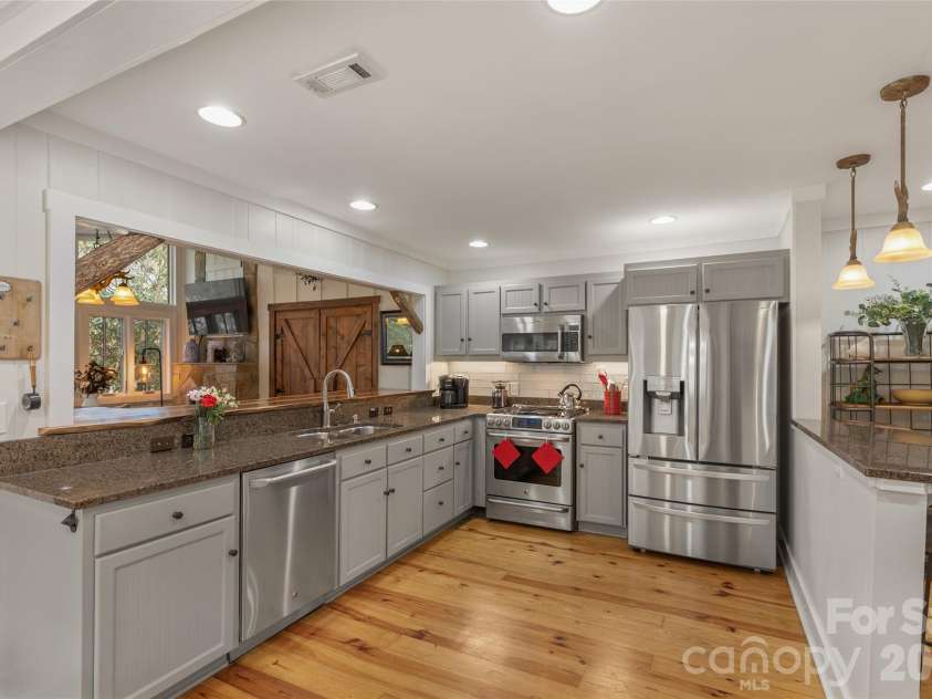 464 Franklin Road, Highlands, NC 28741.  MLS# CAR4346865, YatesRealty ID 1903. Kitchen