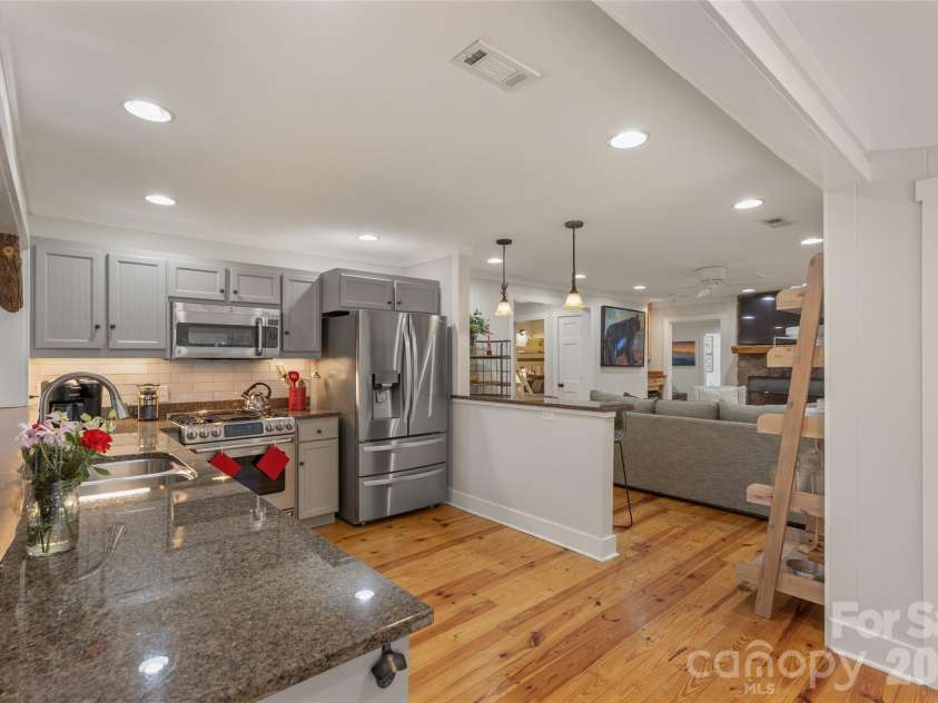 464 Franklin Road, Highlands, NC 28741.  MLS# CAR4346865, YatesRealty ID 1903. Kitchen