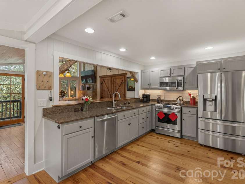 464 Franklin Road, Highlands, NC 28741.  MLS# CAR4346865, YatesRealty ID 1903. Kitchen