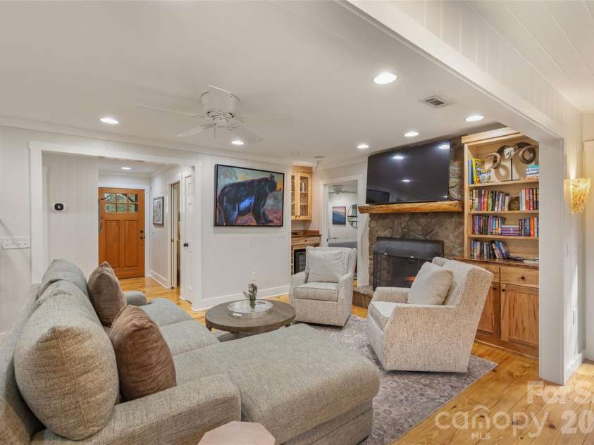 464 Franklin Road, Highlands, NC 28741.  MLS# CAR4346865, YatesRealty ID 1903. Living room