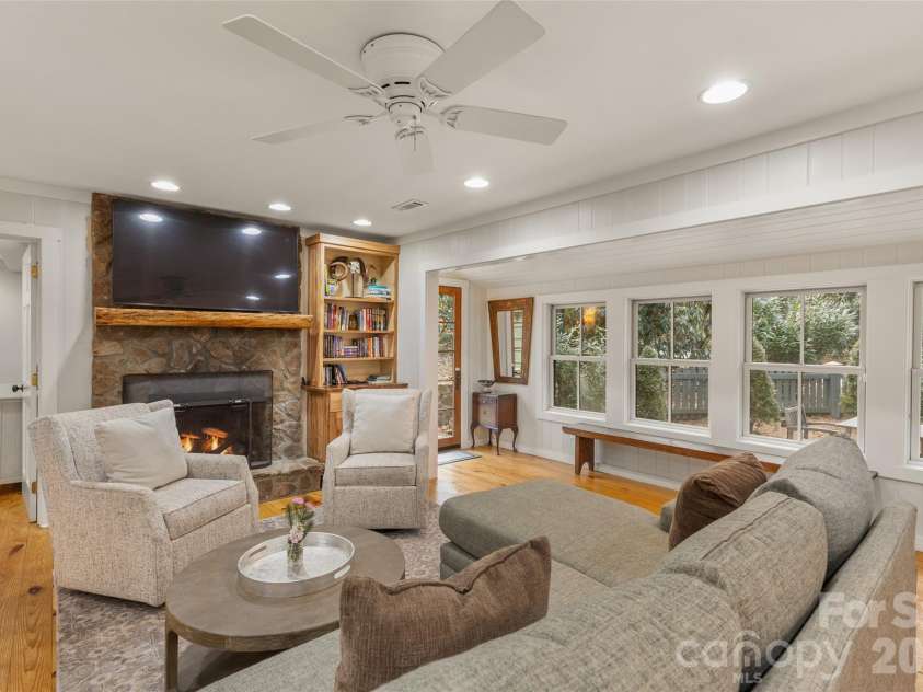 464 Franklin Road, Highlands, NC 28741.  MLS# CAR4346865, YatesRealty ID 1903. Living room
