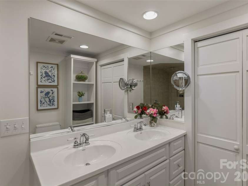 464 Franklin Road, Highlands, NC 28741.  MLS# CAR4346865, YatesRealty ID 1903. Owner bathroom