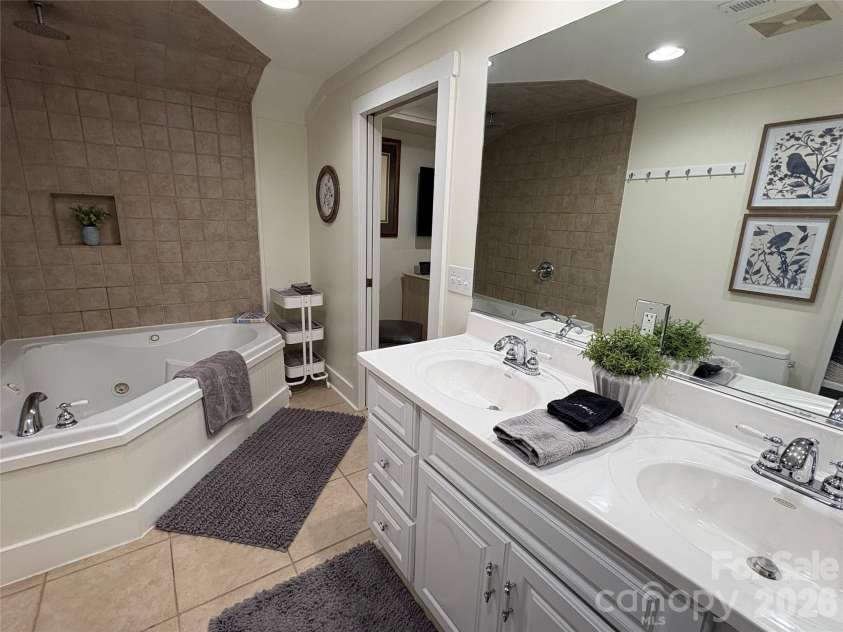 464 Franklin Road, Highlands, NC 28741.  MLS# CAR4346865, YatesRealty ID 1903. Owner bathroom