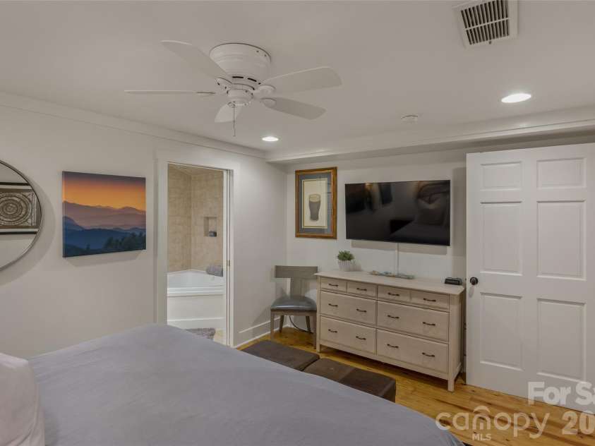 464 Franklin Road, Highlands, NC 28741.  MLS# CAR4346865, YatesRealty ID 1903. Owner bedroom