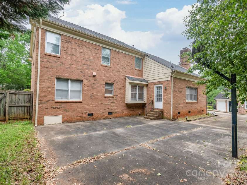 114 Sardis Plantation Drive, Matthews, NC 28105.  MLS# CAR4264021, YatesRealty ID 19030. 