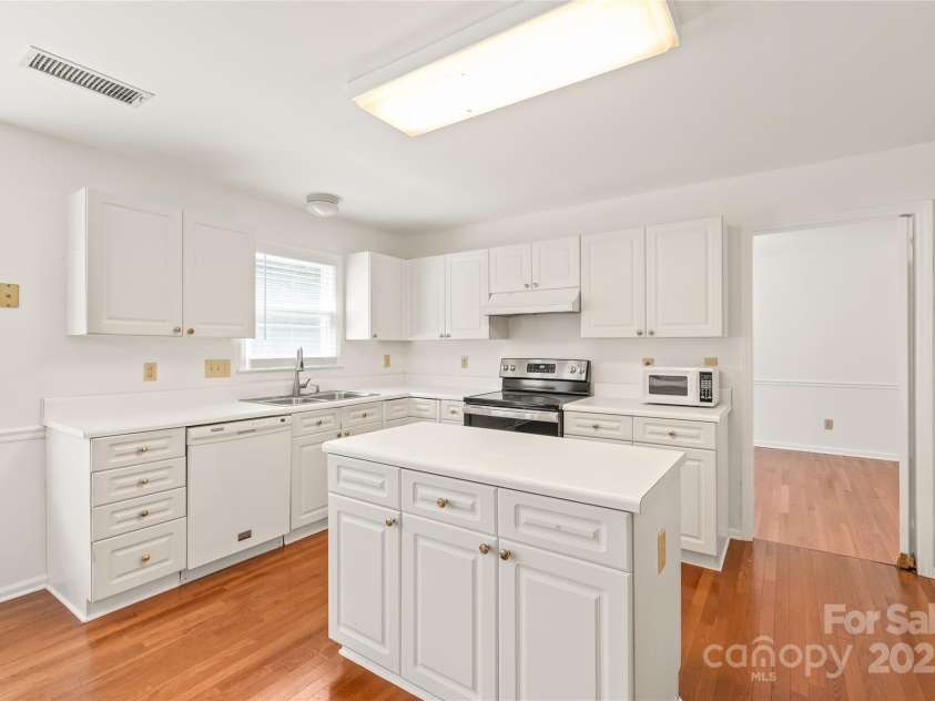 114 Sardis Plantation Drive, Matthews, NC 28105.  MLS# CAR4264021, YatesRealty ID 19030. 