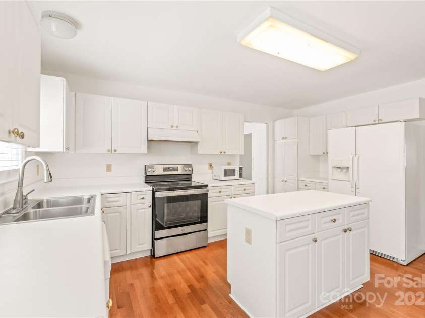 114 Sardis Plantation Drive, Matthews, NC 28105.  MLS# CAR4264021, YatesRealty ID 19030. 