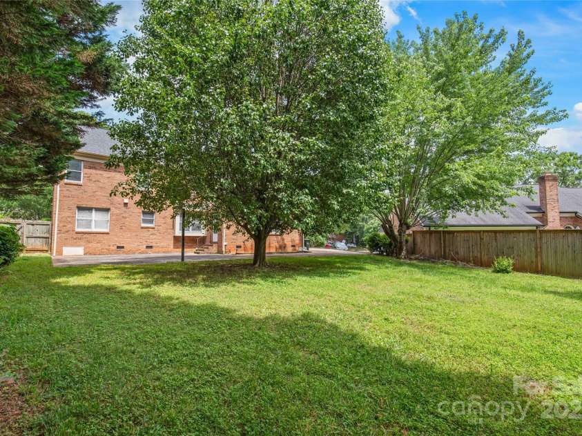 114 Sardis Plantation Drive, Matthews, NC 28105.  MLS# CAR4264021, YatesRealty ID 19030. 