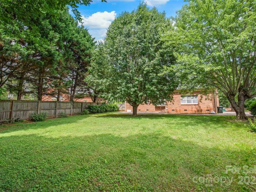 114 Sardis Plantation Drive, Matthews, NC 28105.  MLS# CAR4264021, YatesRealty ID 19030. 