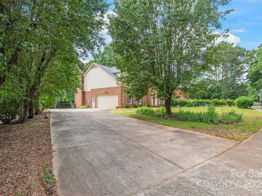 114 Sardis Plantation Drive, Matthews, NC 28105.  MLS# CAR4264021, YatesRealty ID 19030. 