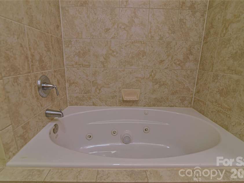 52 Mandolin Drive, Black Mountain, NC 28711.  MLS# CAR4377547, YatesRealty ID 19033. Full Bath #2 Features a Jet Tub !!