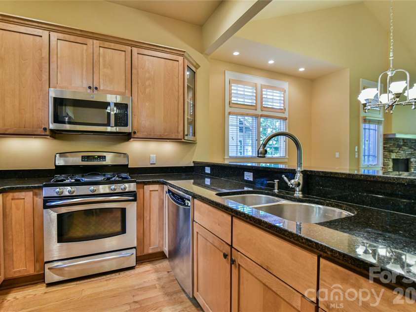 52 Mandolin Drive, Black Mountain, NC 28711.  MLS# CAR4377547, YatesRealty ID 19033. Super Clean Kitchen