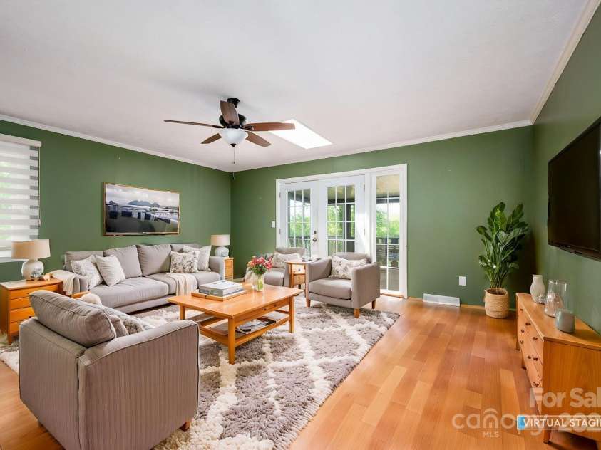 124 Pinehurst Drive, Hendersonville, NC 28792.  MLS# CAR4223806, YatesRealty ID 19037. 