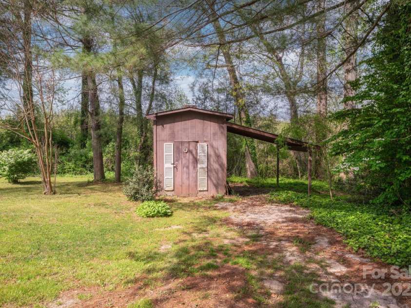 124 Pinehurst Drive, Hendersonville, NC 28792.  MLS# CAR4223806, YatesRealty ID 19037. 