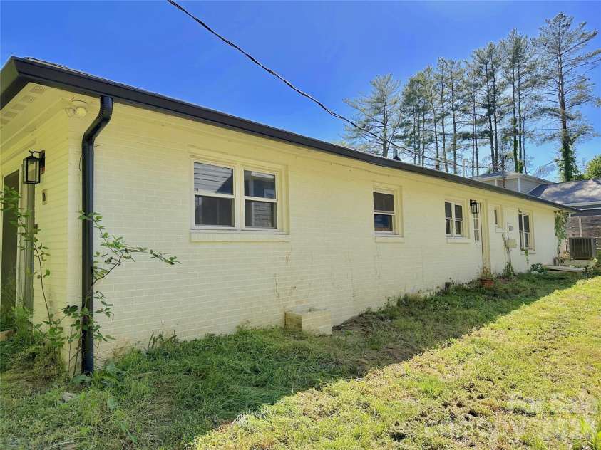 402 Blue Ridge Road, Black Mountain, NC 28711.  MLS# CAR4377771, YatesRealty ID 19037. 