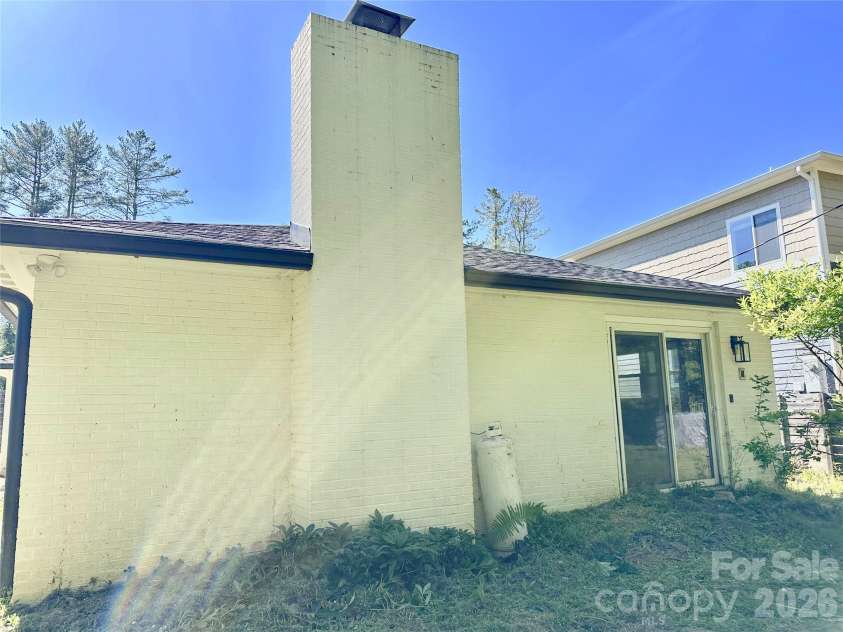 402 Blue Ridge Road, Black Mountain, NC 28711.  MLS# CAR4377771, YatesRealty ID 19037. 