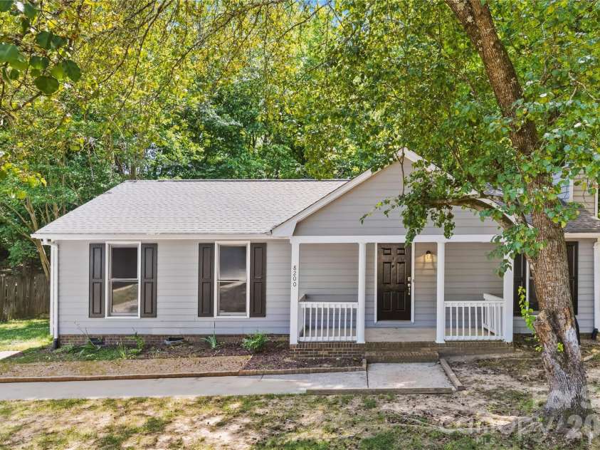 8200 Chrisbry Lane, Charlotte, NC 28215.  MLS# CAR4378868, YatesRealty ID 19038. 
