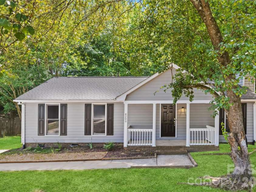 8200 Chrisbry Lane, Charlotte, NC 28215.  MLS# CAR4378868, YatesRealty ID 19038. 