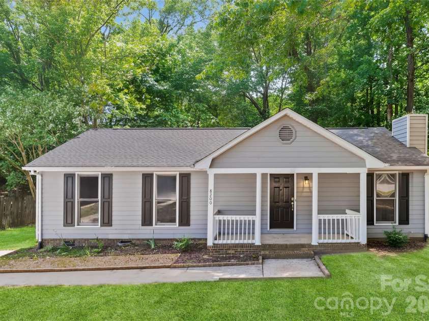8200 Chrisbry Lane, Charlotte, NC 28215.  MLS# CAR4378868, YatesRealty ID 19038. 