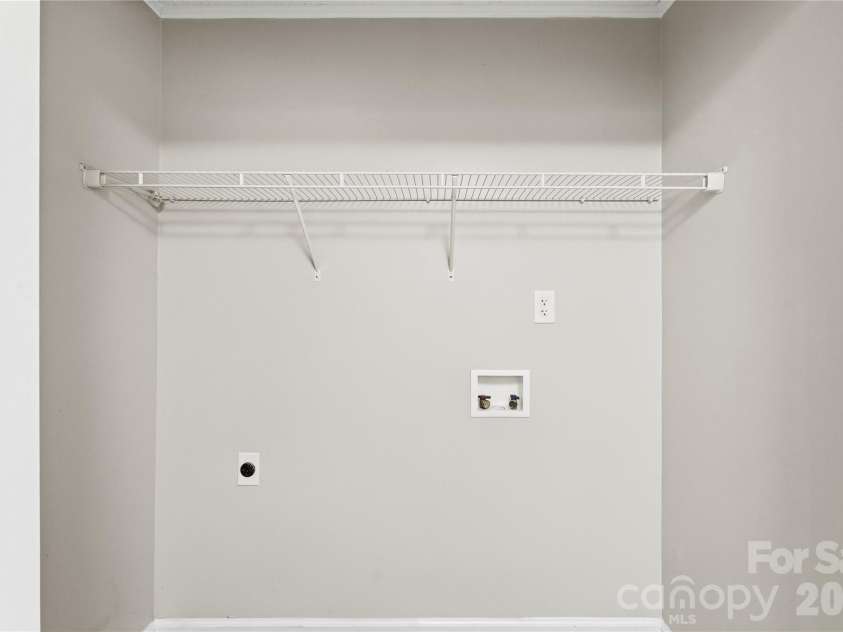 8200 Chrisbry Lane, Charlotte, NC 28215.  MLS# CAR4378868, YatesRealty ID 19038. 