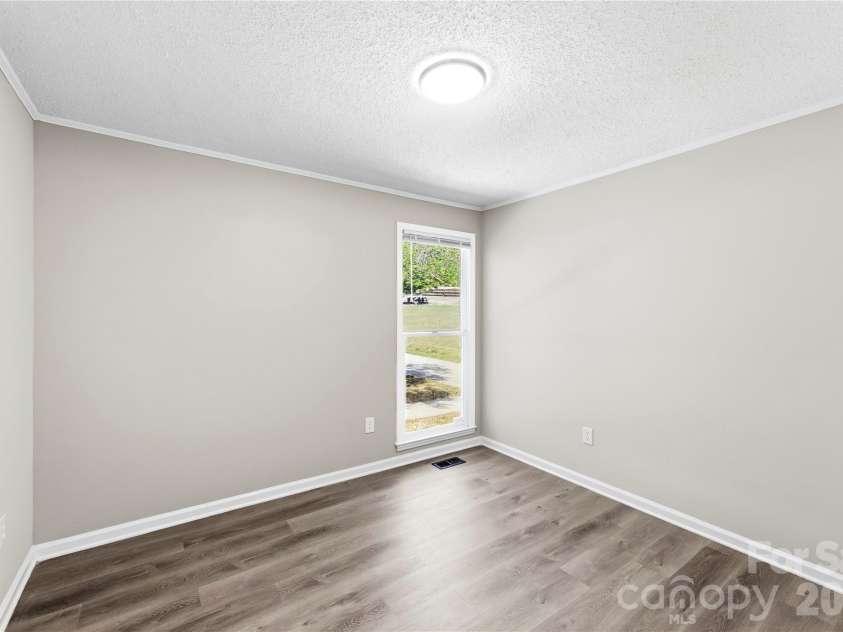 8200 Chrisbry Lane, Charlotte, NC 28215.  MLS# CAR4378868, YatesRealty ID 19038. 