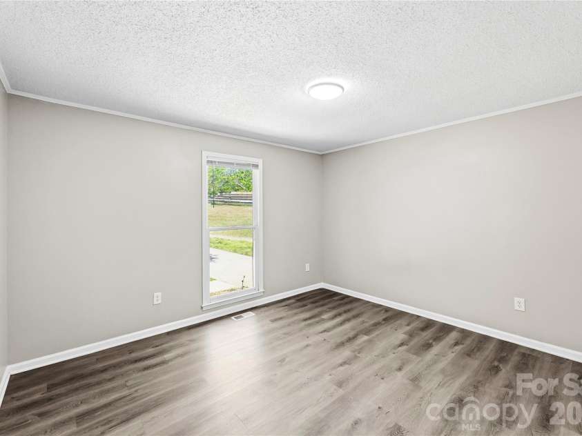 8200 Chrisbry Lane, Charlotte, NC 28215.  MLS# CAR4378868, YatesRealty ID 19038. 
