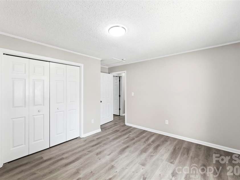 8200 Chrisbry Lane, Charlotte, NC 28215.  MLS# CAR4378868, YatesRealty ID 19038. 