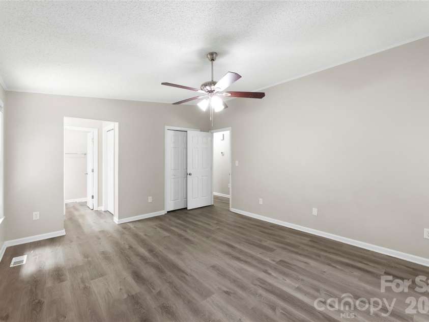 8200 Chrisbry Lane, Charlotte, NC 28215.  MLS# CAR4378868, YatesRealty ID 19038. 