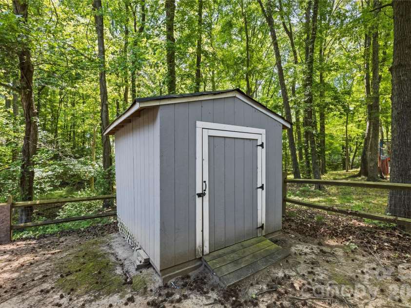 8200 Chrisbry Lane, Charlotte, NC 28215.  MLS# CAR4378868, YatesRealty ID 19038. 