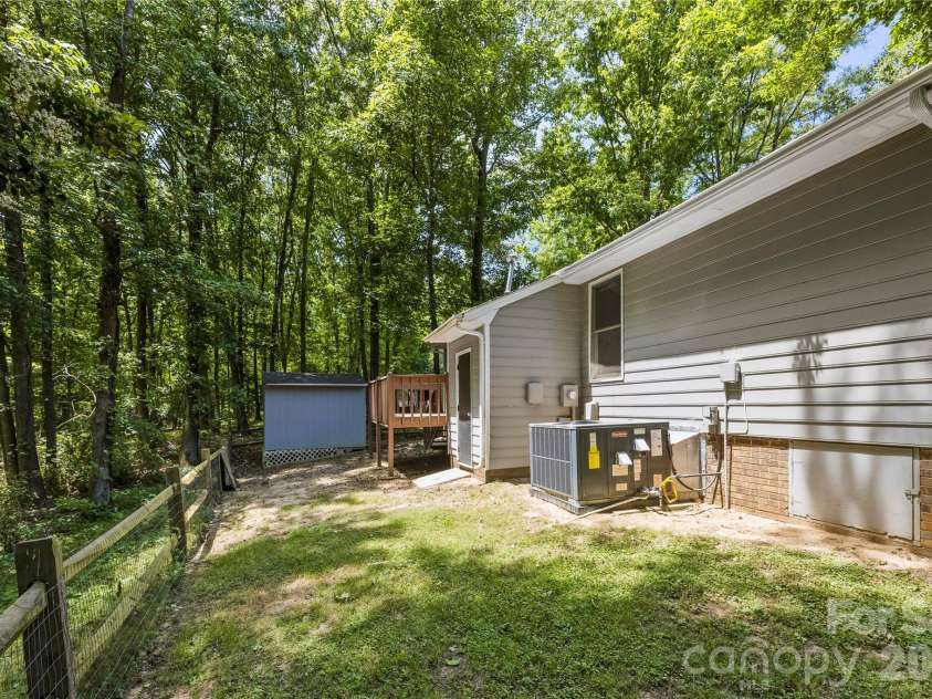 8200 Chrisbry Lane, Charlotte, NC 28215.  MLS# CAR4378868, YatesRealty ID 19038. 
