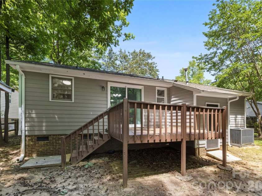 8200 Chrisbry Lane, Charlotte, NC 28215.  MLS# CAR4378868, YatesRealty ID 19038. 