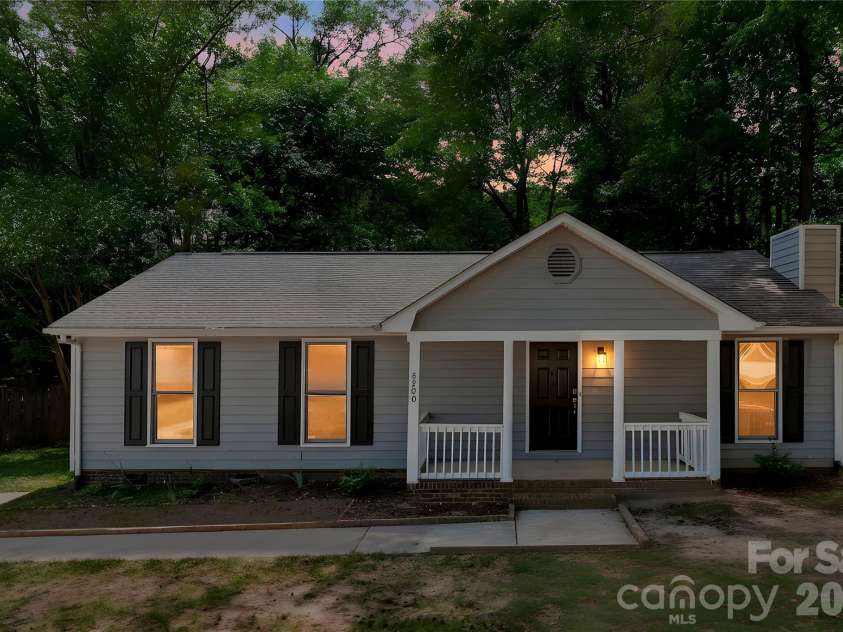8200 Chrisbry Lane, Charlotte, NC 28215.  MLS# CAR4378868, YatesRealty ID 19038. 