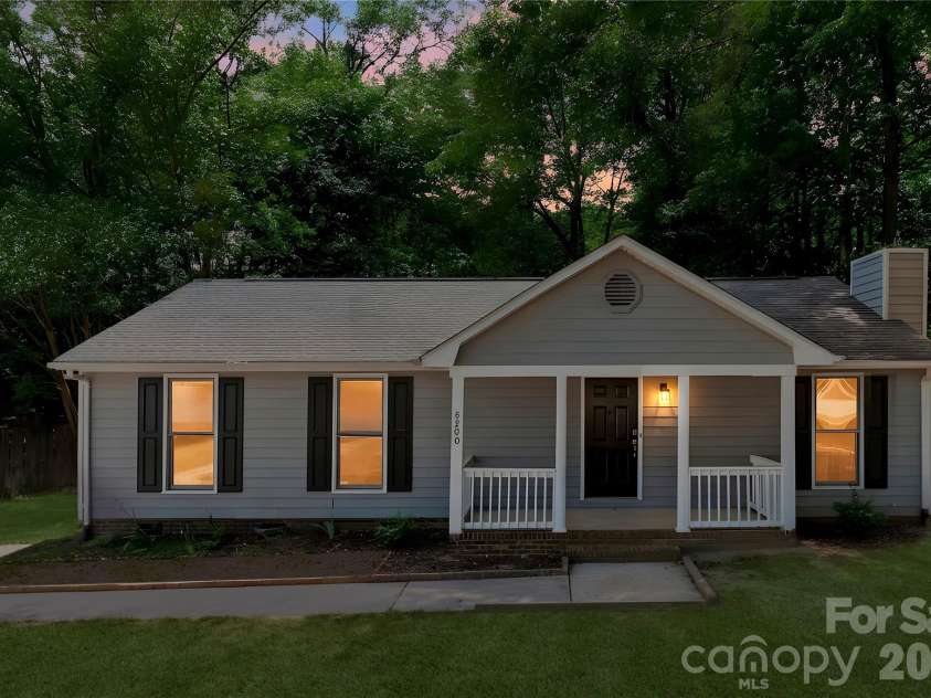 8200 Chrisbry Lane, Charlotte, NC 28215.  MLS# CAR4378868, YatesRealty ID 19038. 