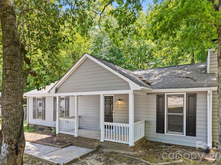 8200 Chrisbry Lane, Charlotte, NC 28215.  MLS# CAR4378868, YatesRealty ID 19038. 