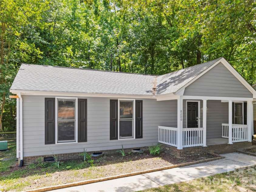 8200 Chrisbry Lane, Charlotte, NC 28215.  MLS# CAR4378868, YatesRealty ID 19038. 