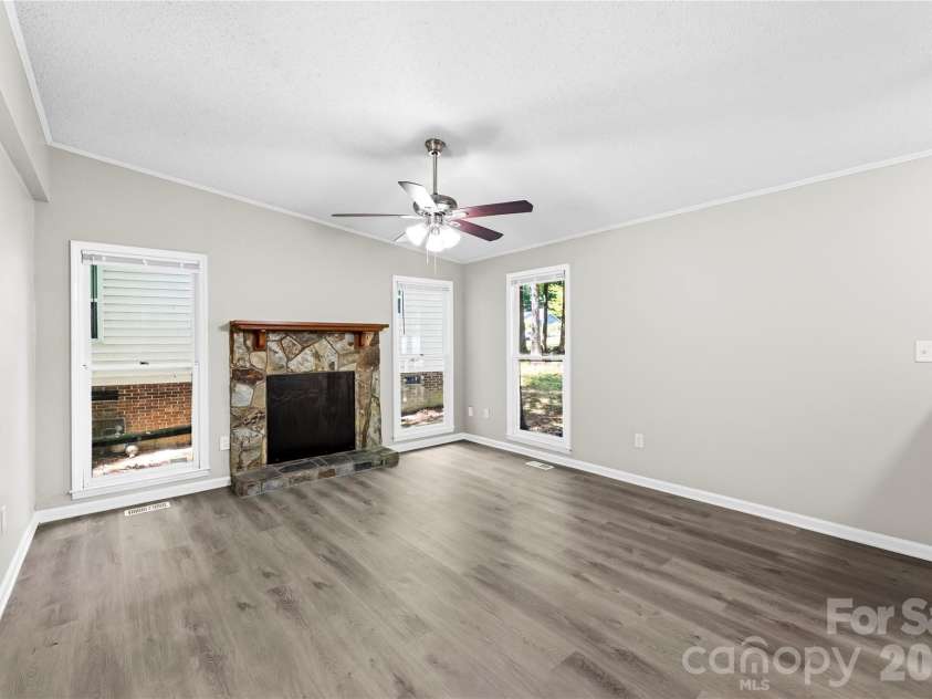 8200 Chrisbry Lane, Charlotte, NC 28215.  MLS# CAR4378868, YatesRealty ID 19038. 