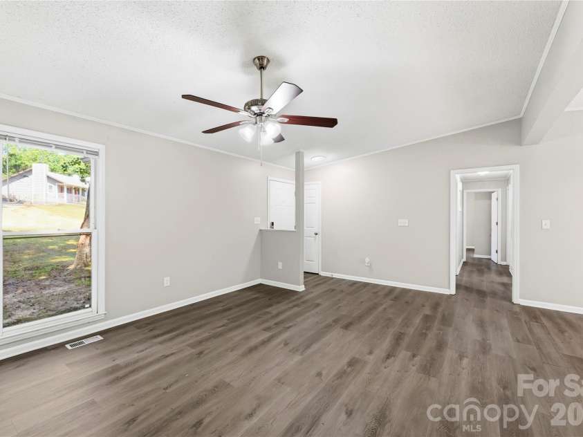 8200 Chrisbry Lane, Charlotte, NC 28215.  MLS# CAR4378868, YatesRealty ID 19038. 