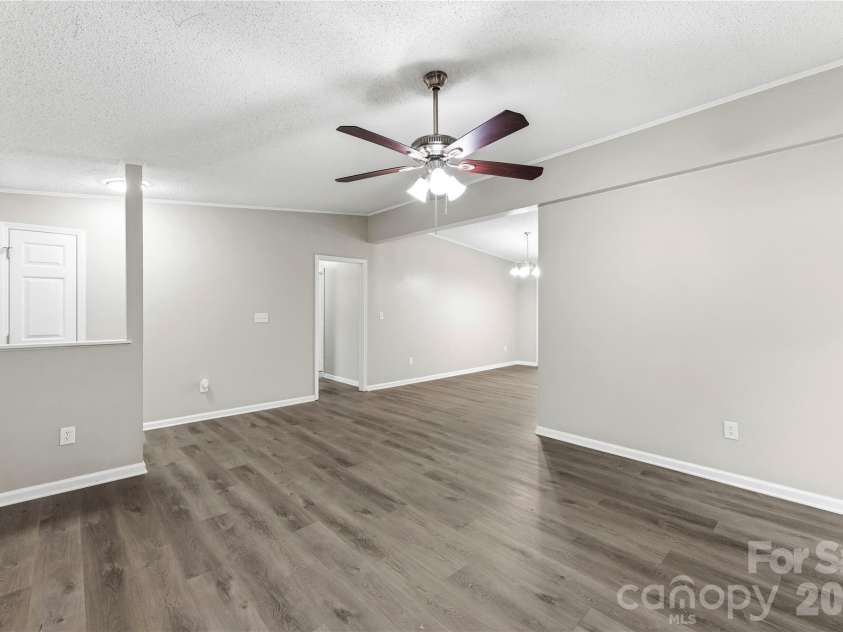 8200 Chrisbry Lane, Charlotte, NC 28215.  MLS# CAR4378868, YatesRealty ID 19038. 