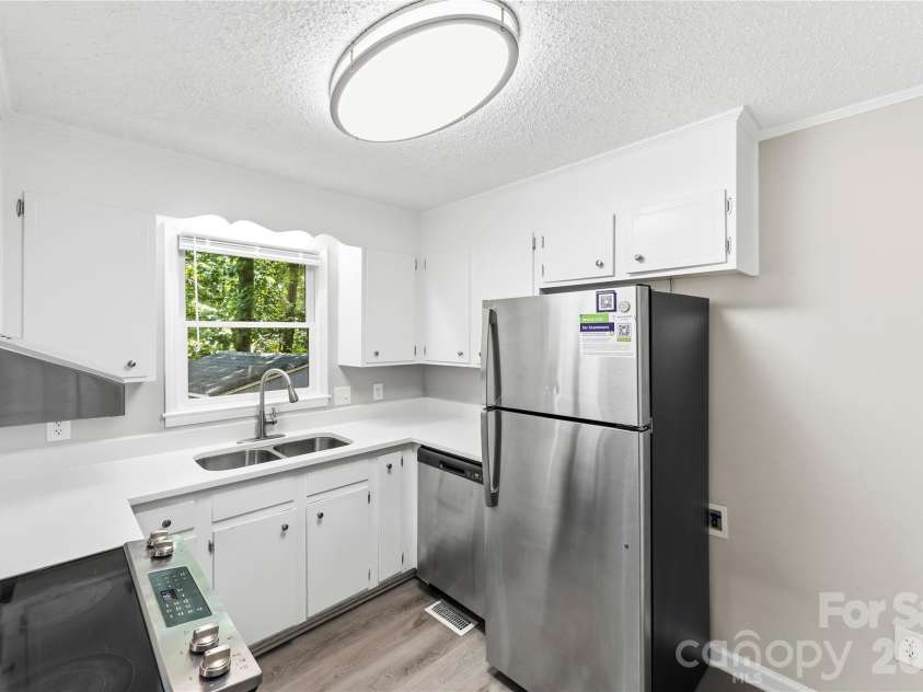 8200 Chrisbry Lane, Charlotte, NC 28215.  MLS# CAR4378868, YatesRealty ID 19038. 